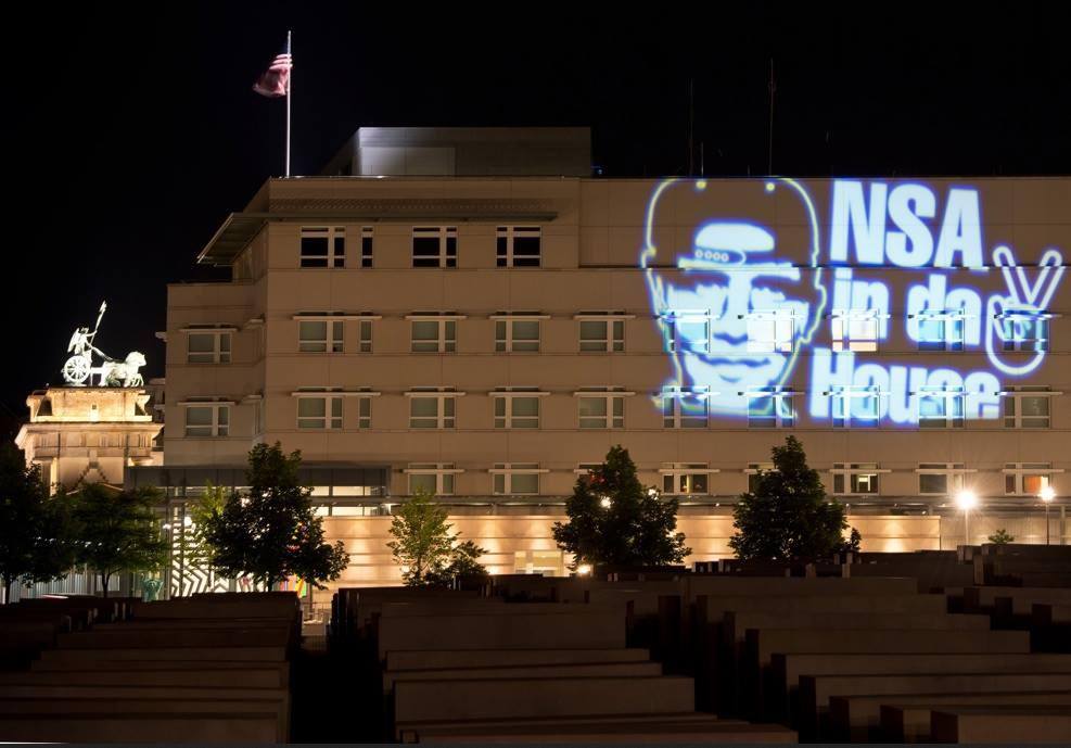 NSA in da House sur la façade de l'ambassade américaine à Berlin