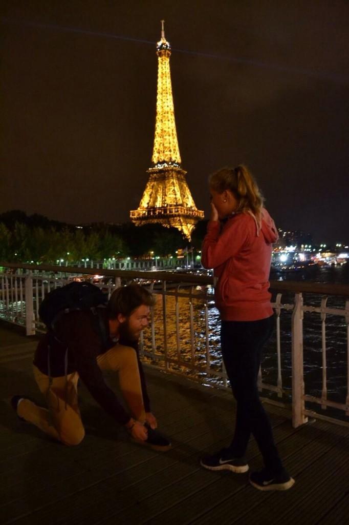 Ne pas faire ses lacets devant sa copine à Paris