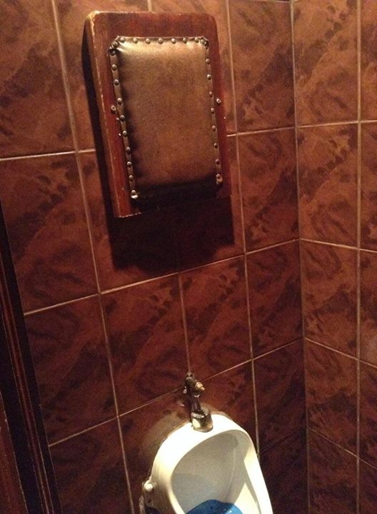 Repose-tête dans les toilettes d'un bar
