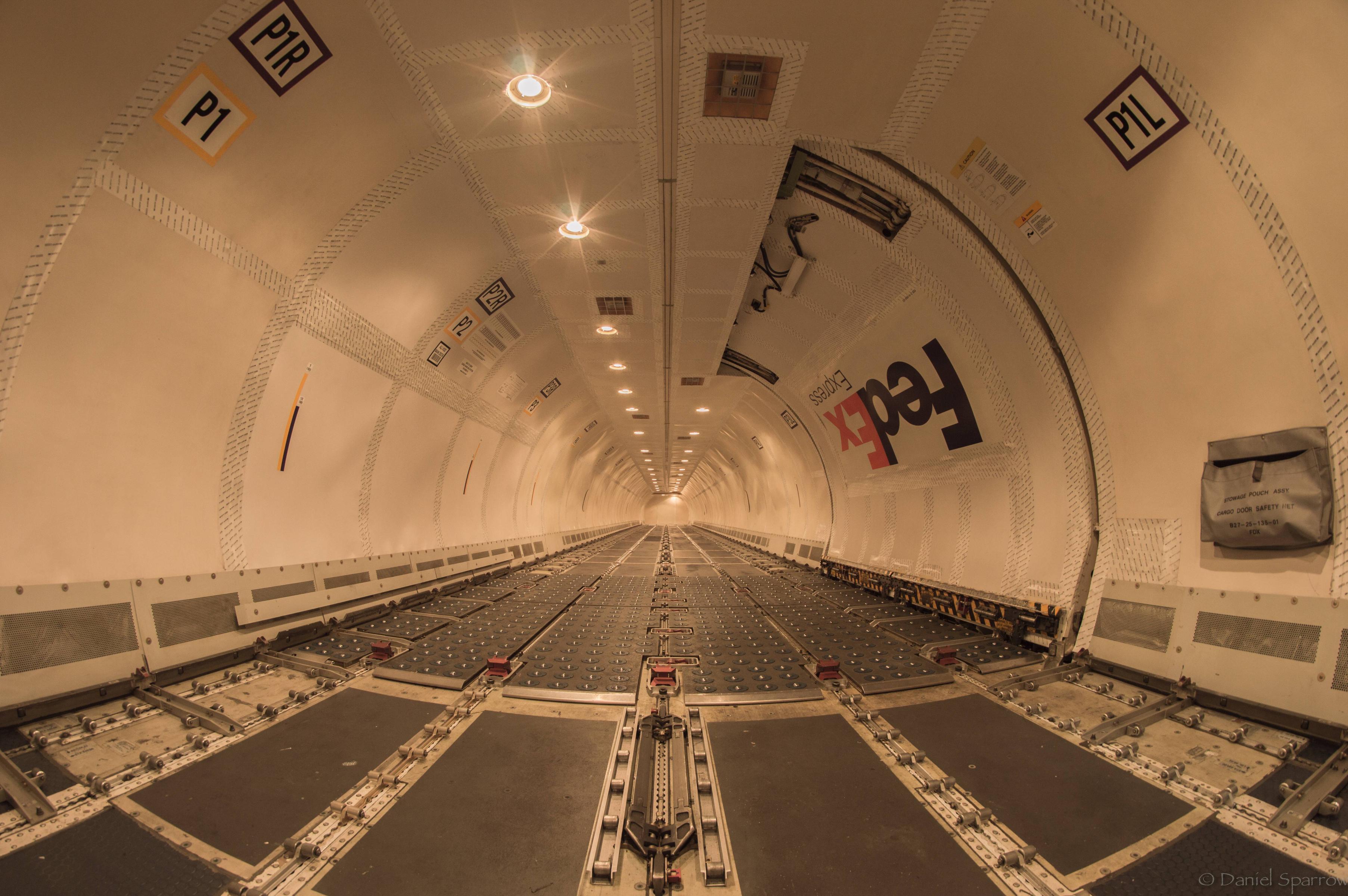 L'intérieur d'un avion cargo vide