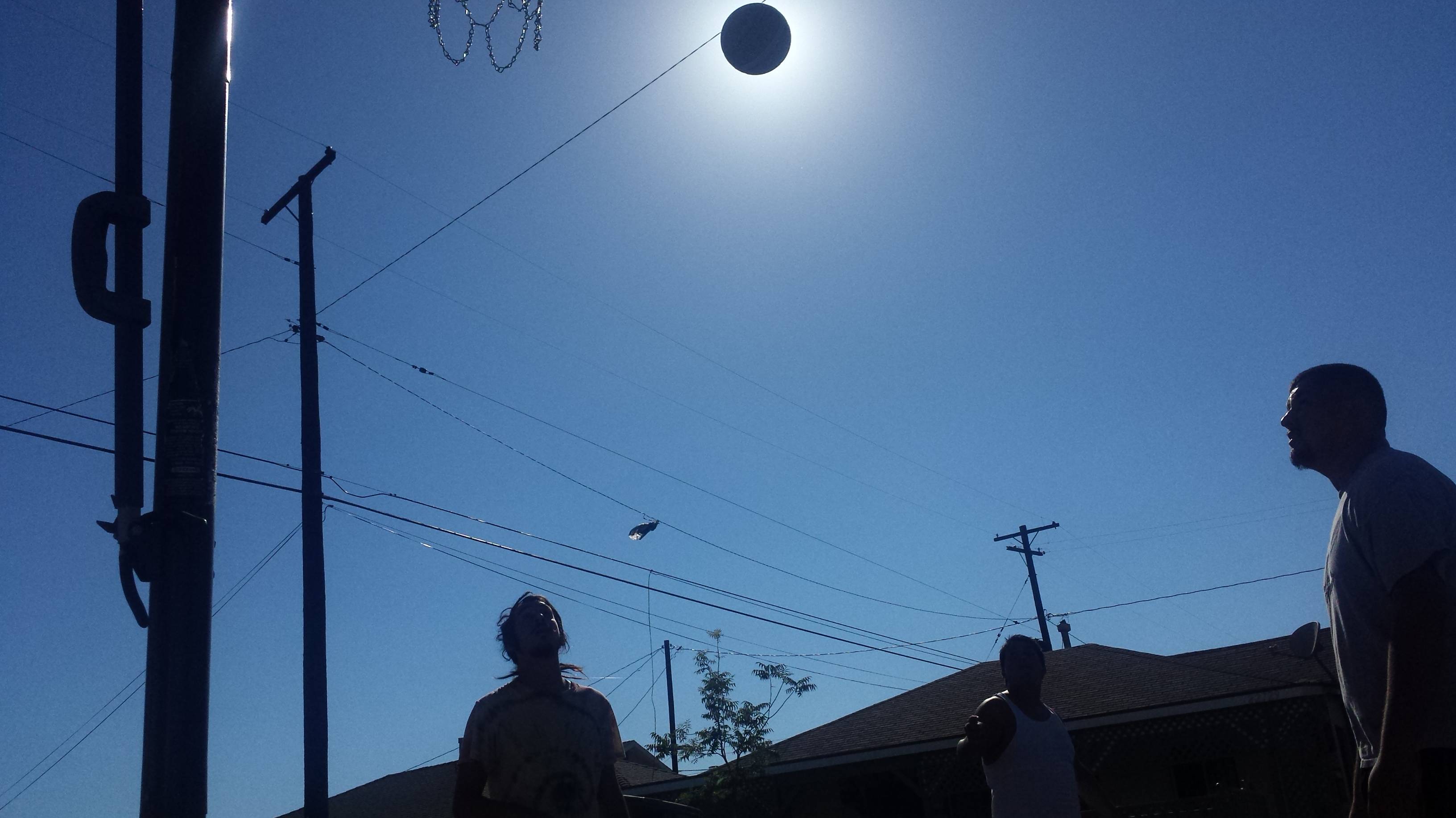 Eclipse avec un ballon de basket