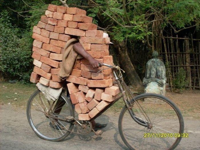 Transport de briques à vélo