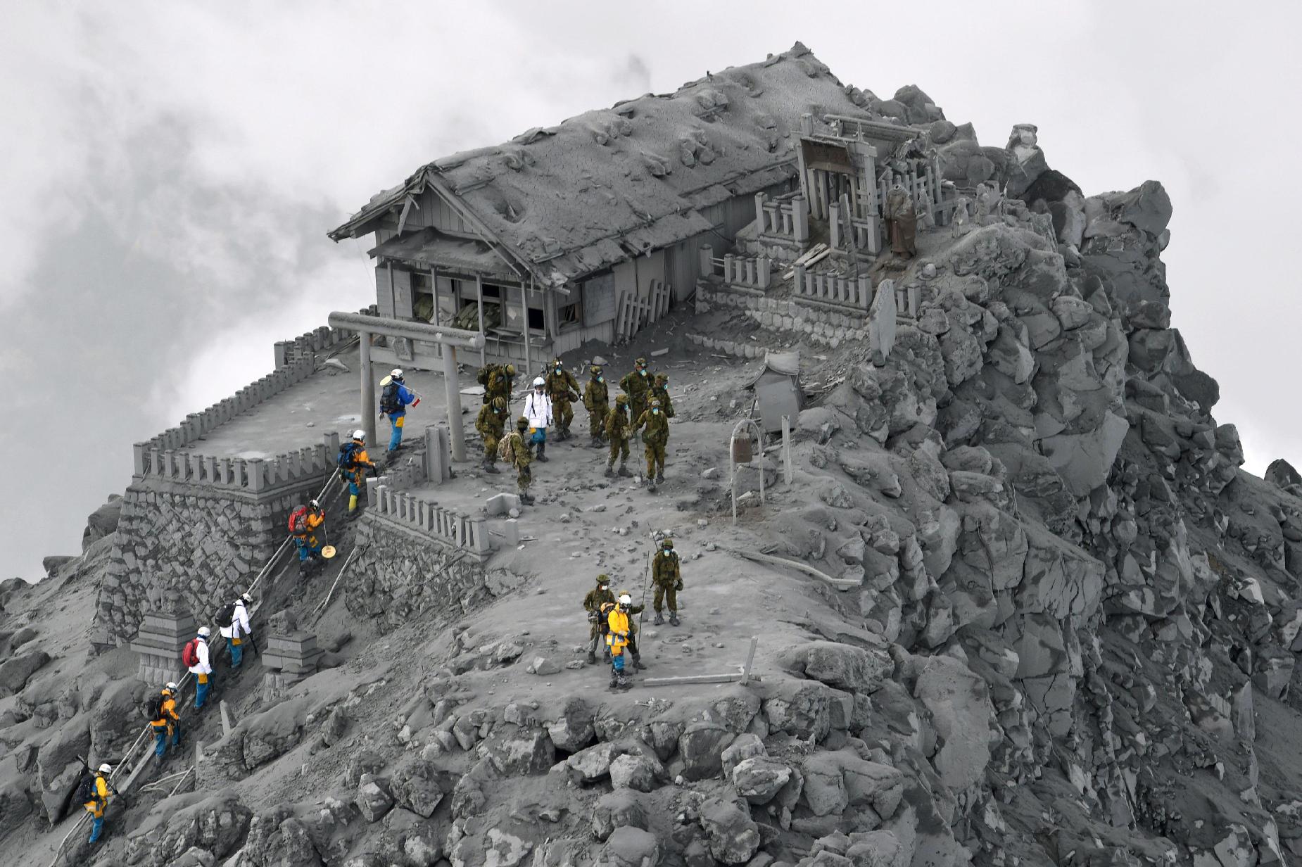 Des sauveteurs sur le Mont Ontake après l'éruption (photo non retouchée)