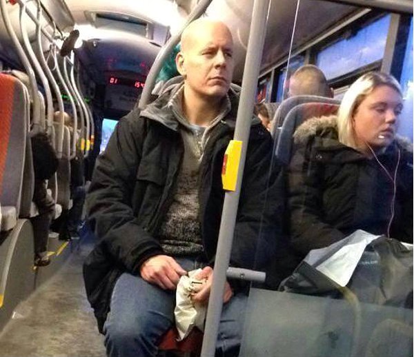 Sosie de Bruce Willis dans le bus