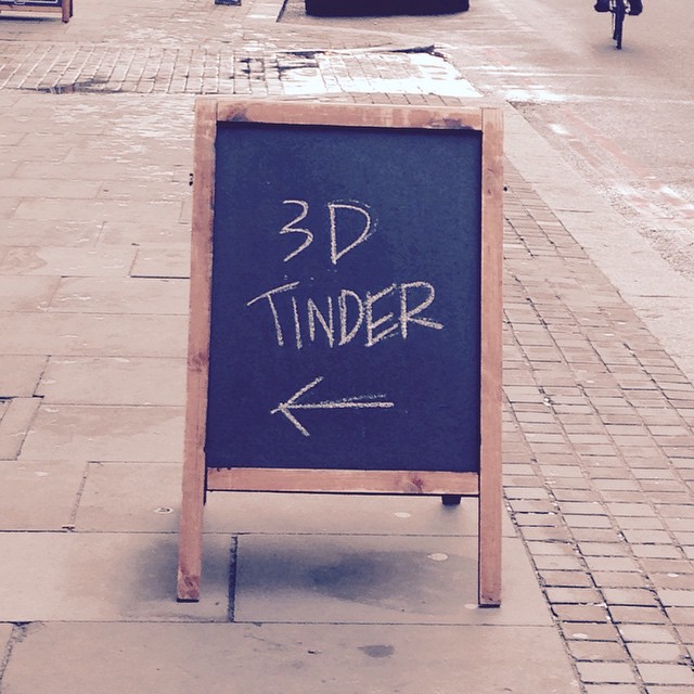 3D Tinder devant un bar à Londres