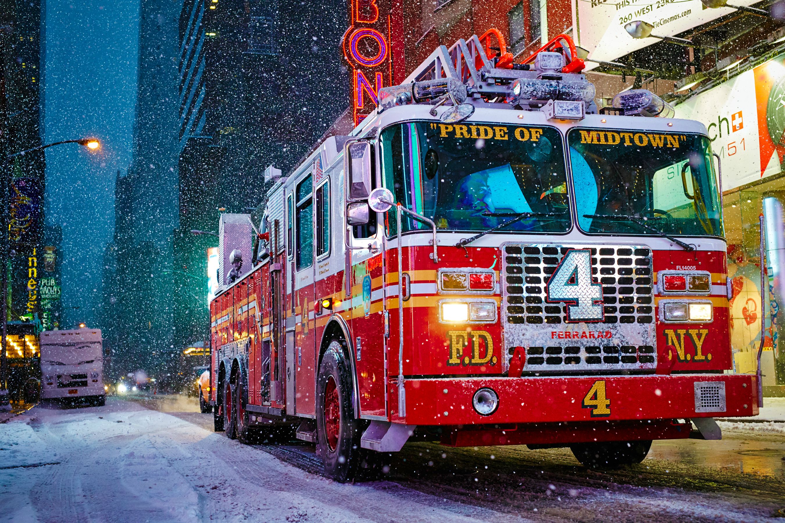 Un camion de pompiers pendant la tempête de neige à New York