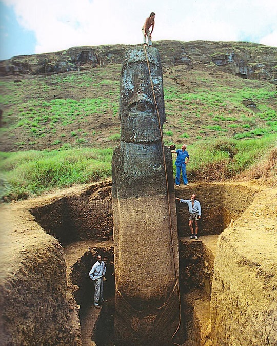 Statue de l'île de Pâques complètement découverte