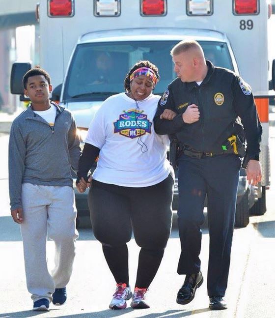 Un policier aide une femme ayant perdu 125 kg à finir une course
