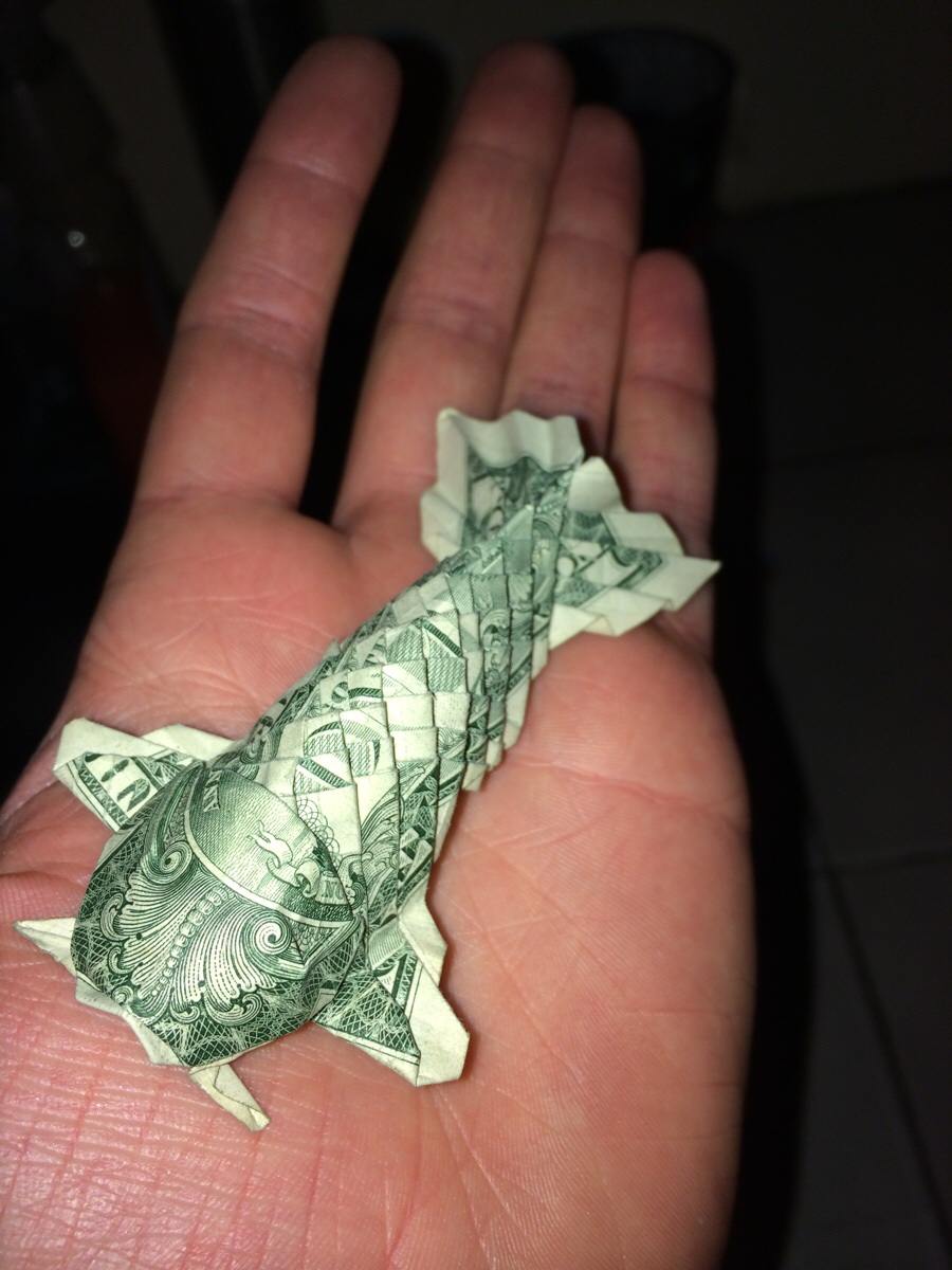 Origami d'une carpe Koï avec un billet d'un dollar