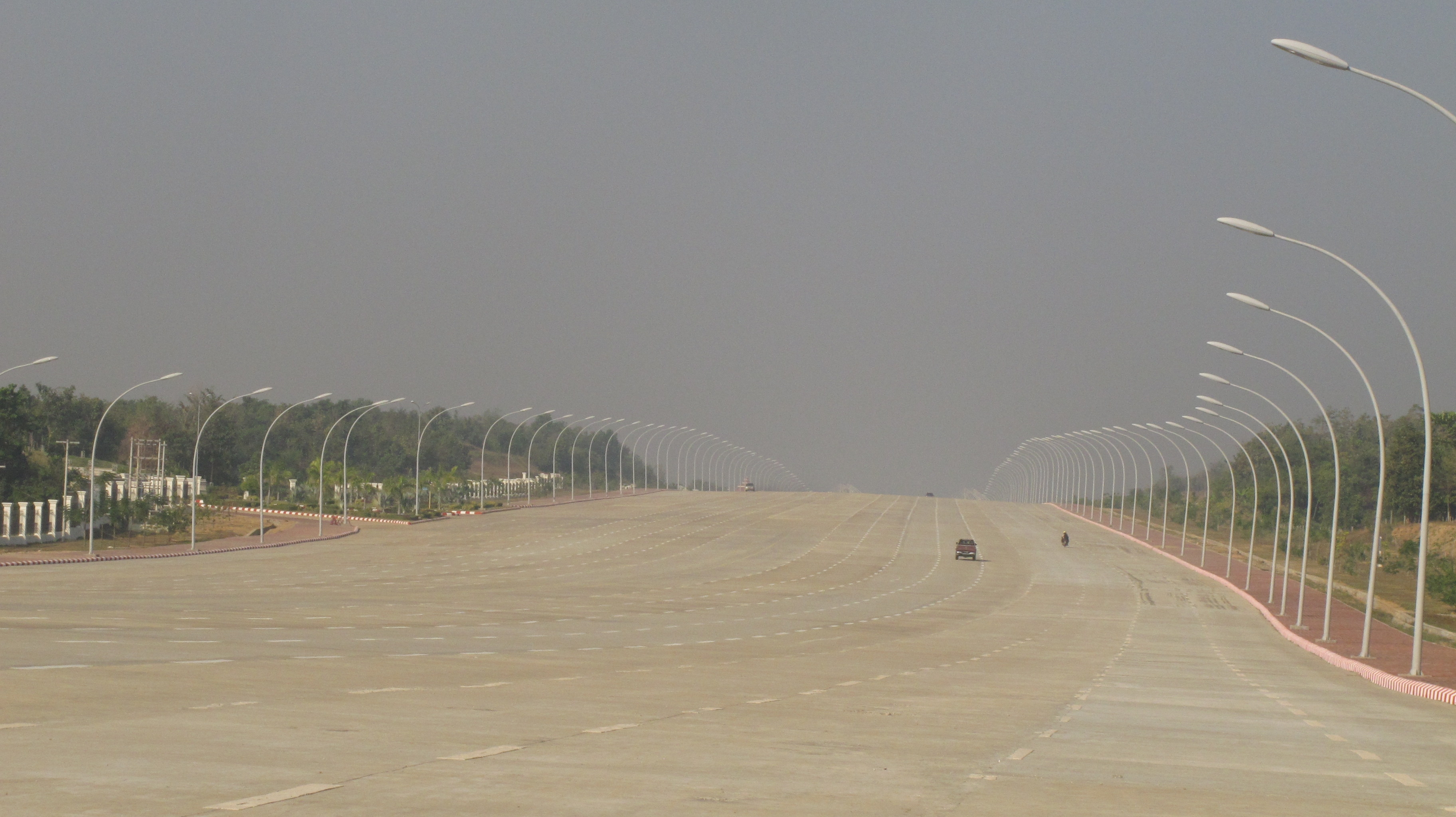 Une autoroute à 20 voies en Birmanie
