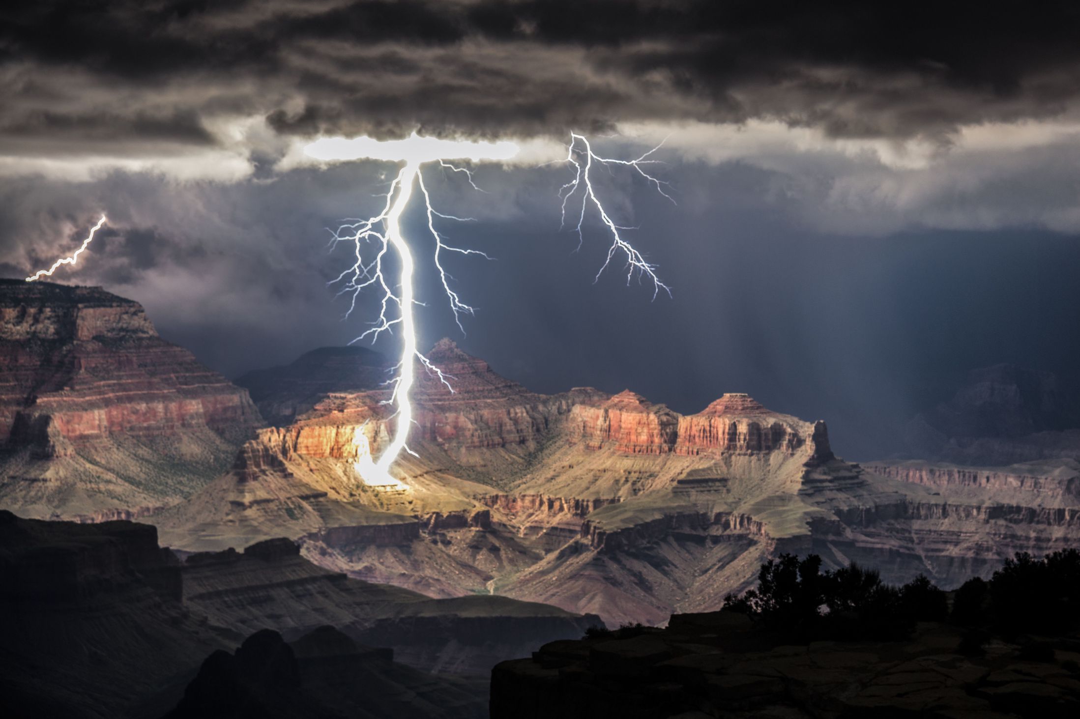 Un éclair illumine le Grand Canyon