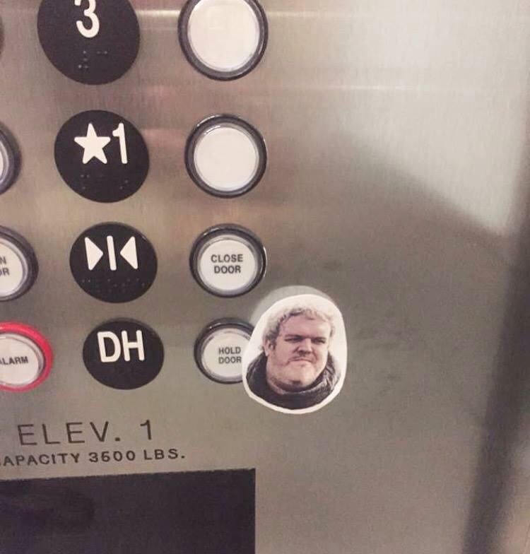 Hodor sur un bouton d'ascenseur
