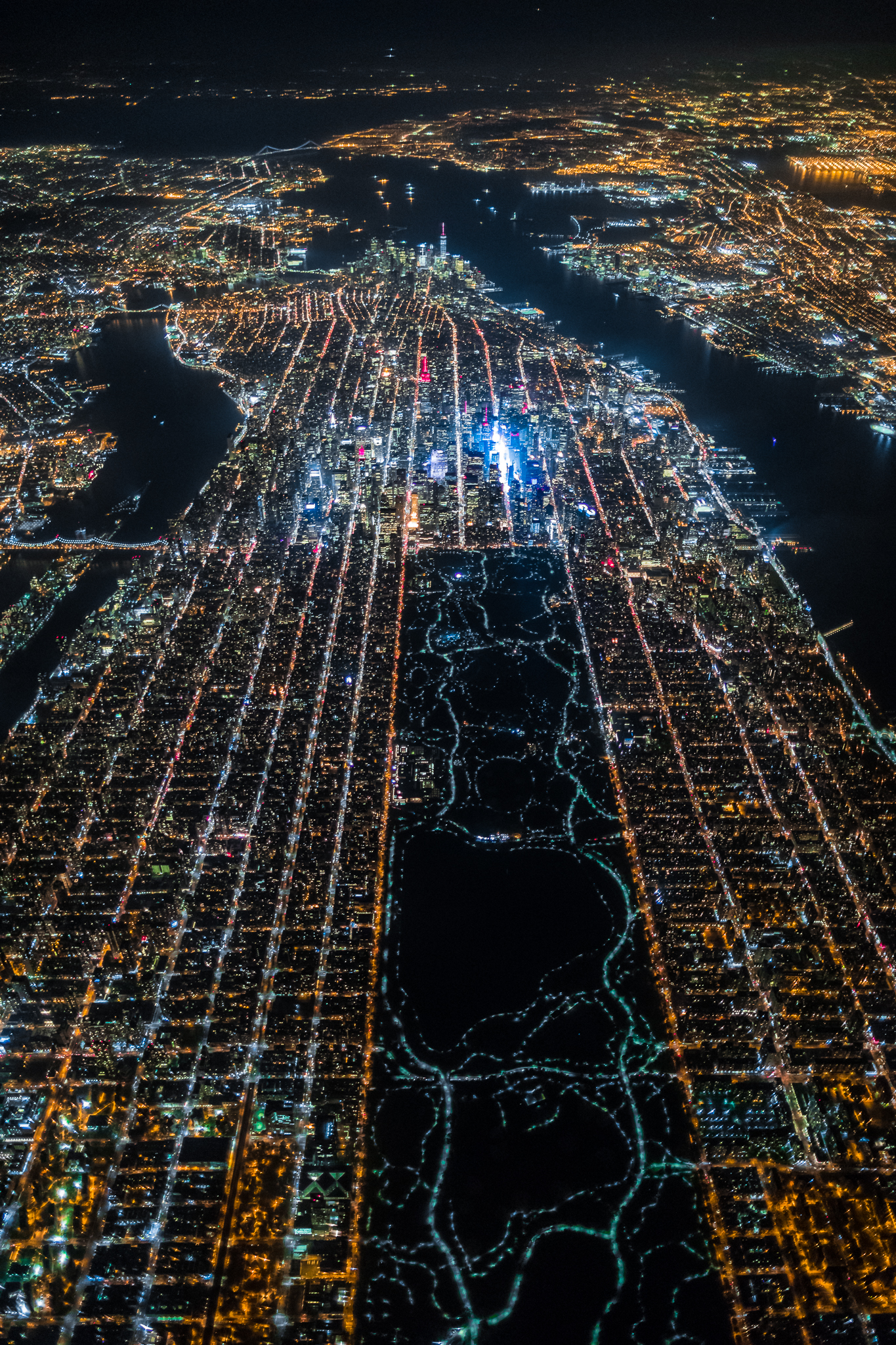Une photo de New York la nuit vue du ciel