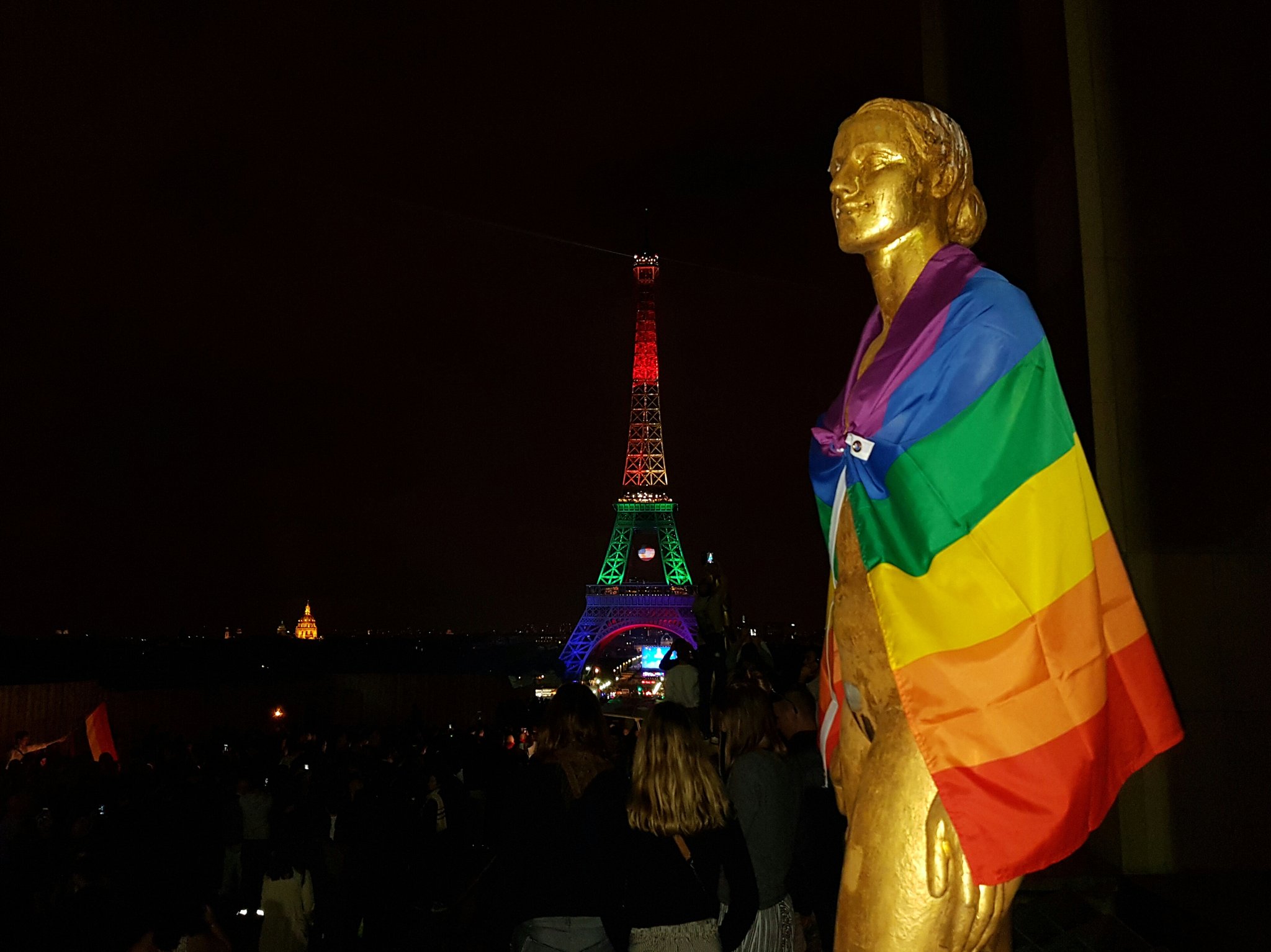 La Tour Eiffel aux couleurs arc-en-ciel en hommage aux victimes d'Orlando