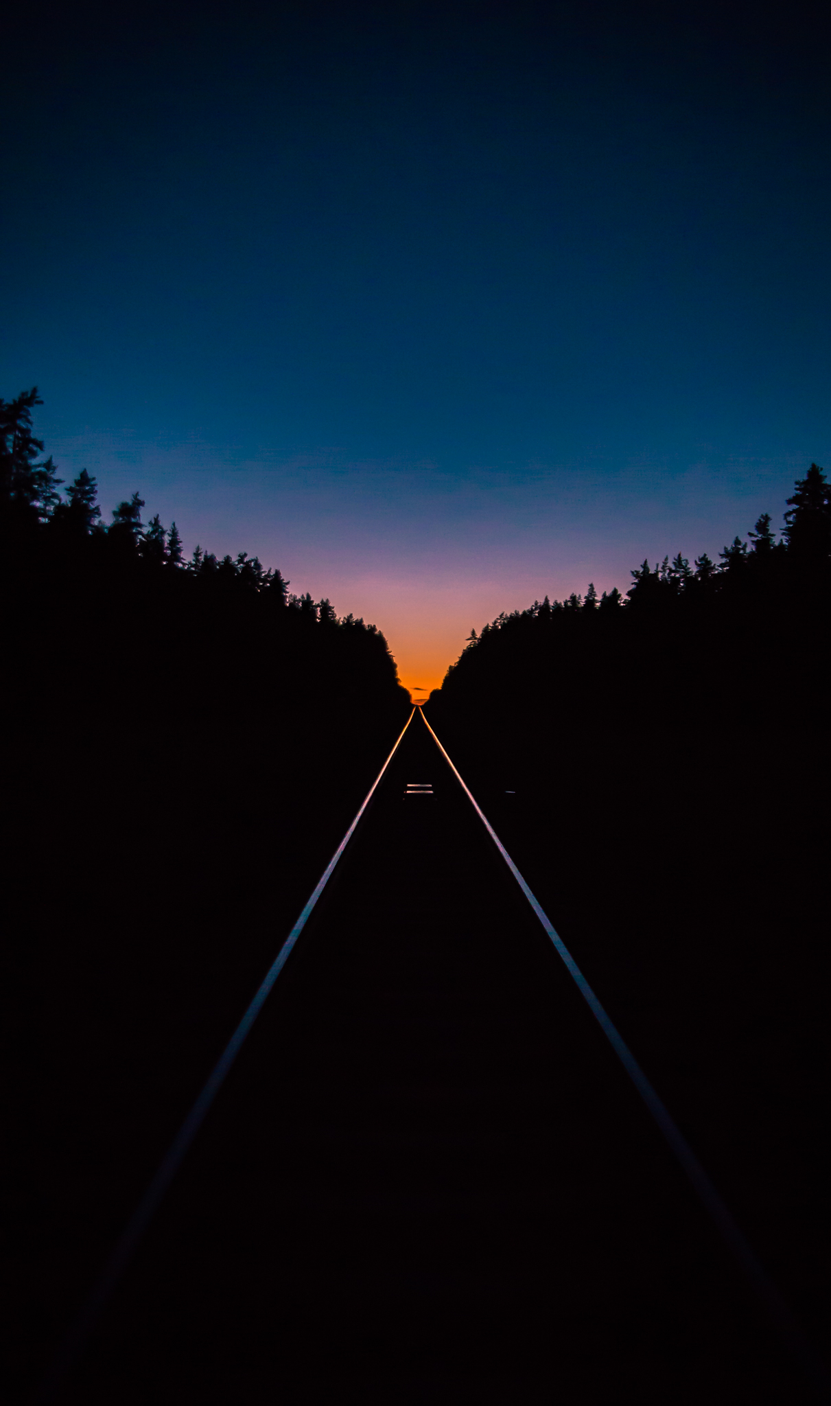 Un chemin de fer à la nuit tombante