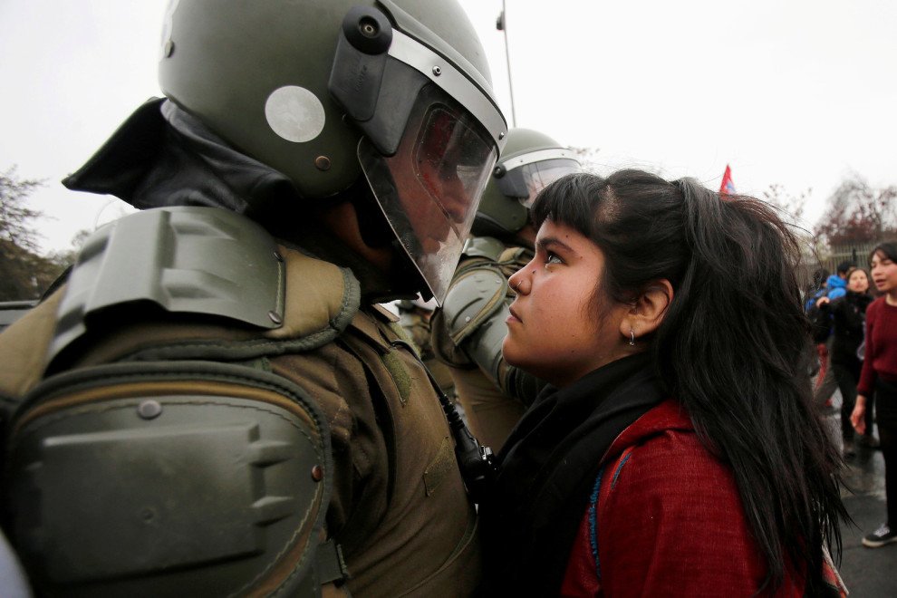 Une fille tient tête à un policier (Chili)
