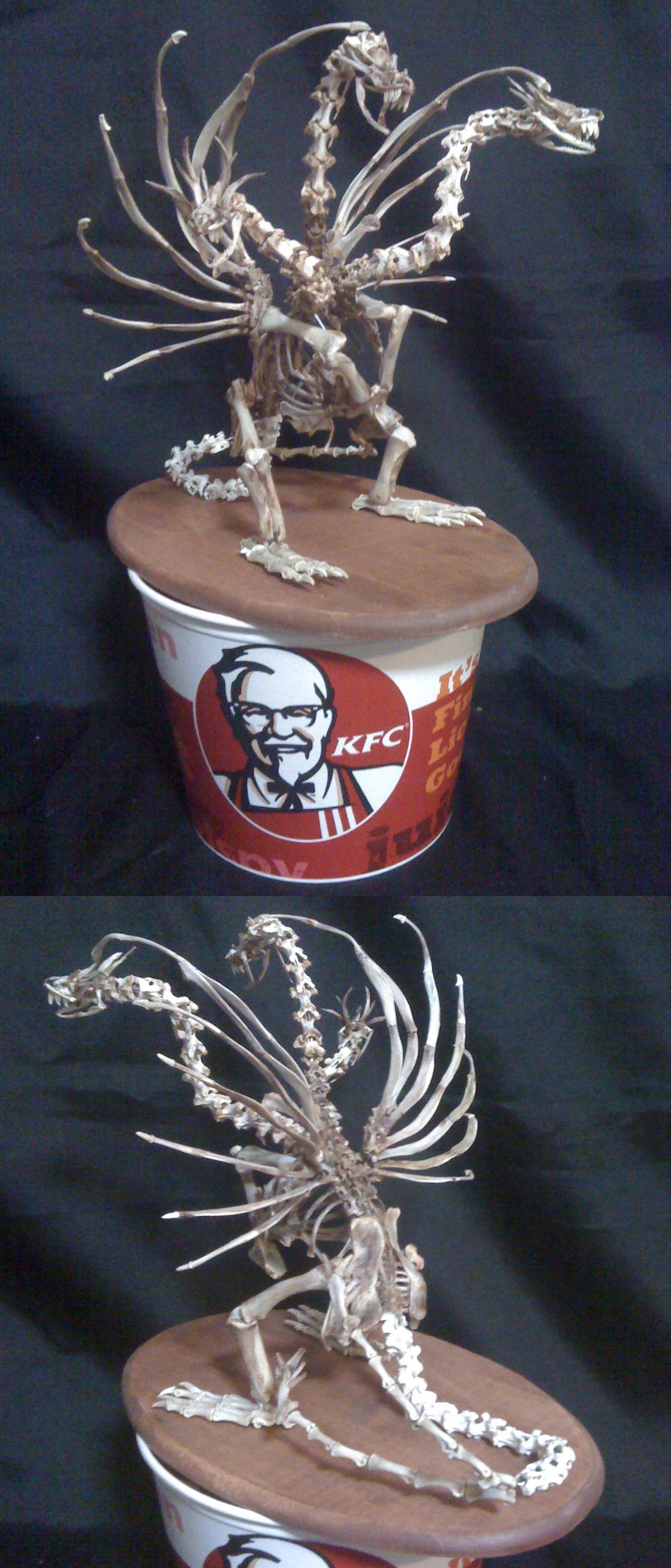 Dragon à 3 têtes avec les os de poulets du KFC