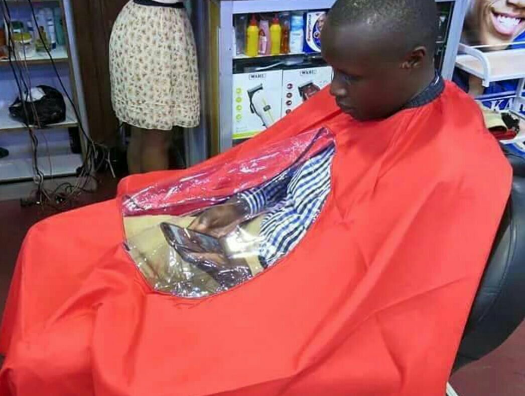 Une cape pour continuer à utiliser son téléphone chez le coiffeur