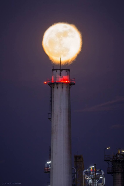 La Super Lune au-dessus d'une cheminée de raffinerie