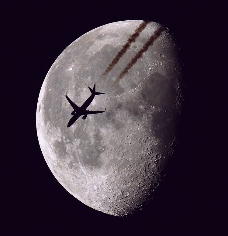 Un Boeing 737 passe devant la lune