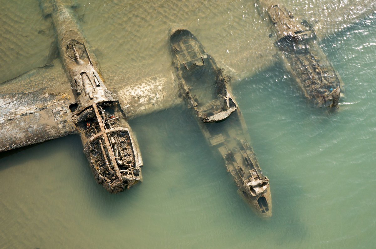Les restes d'un avion de la Seconde Guerre mondiale sur une plage au Pays de Galles