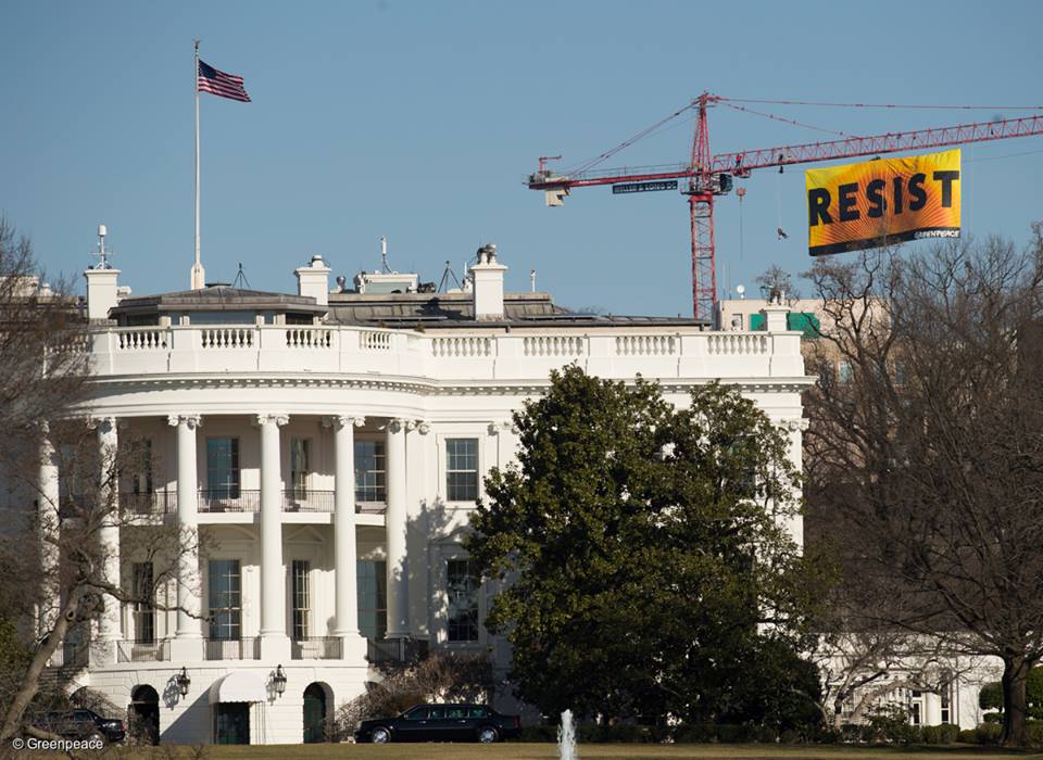Greenpeace déploie une bannière RESIST près de la Maison Blanche