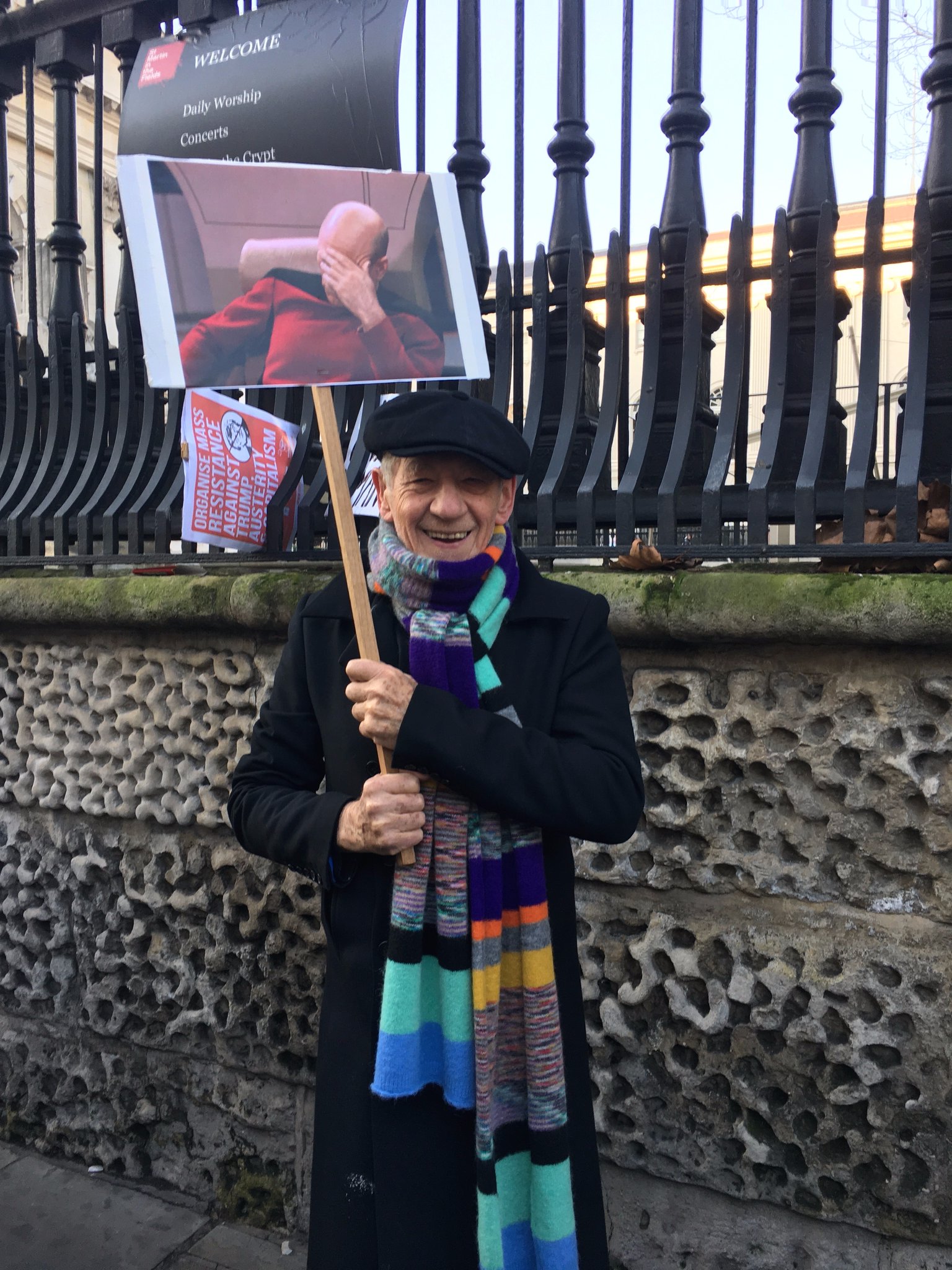 Sir Ian McKellen tient la pancarte « Picard mème » à la « Marche des femmes » de Londres