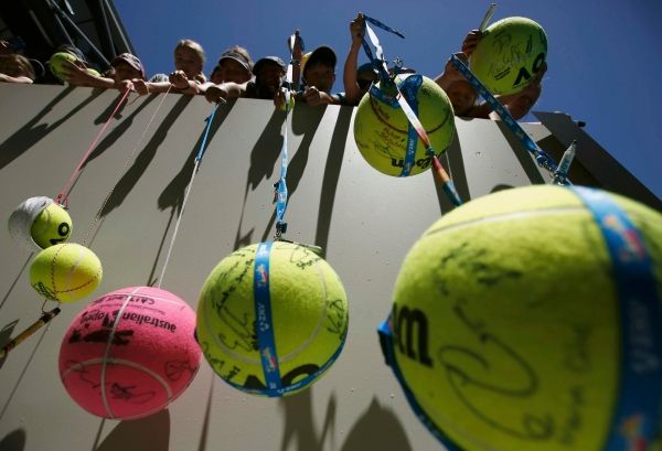insolite autographe balle fan peche tennis