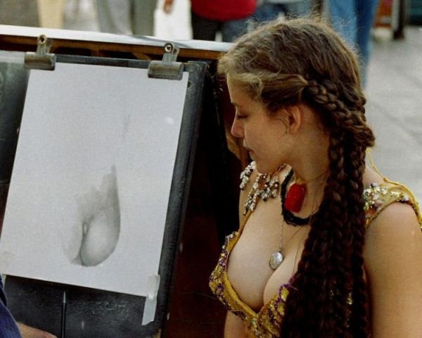 insolite decollete femme parfait portrait sein