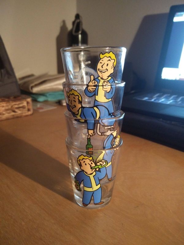 insolite boy empile fallout verre