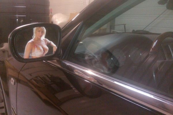 insolite femme poitrine retroviseur voiture