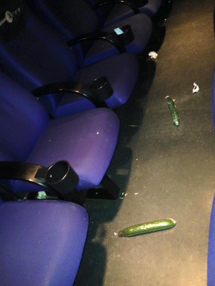 Deux concombres retrouvés sur le sol d'un cinéma après une séance de « Cinquante nuances plus sombres »