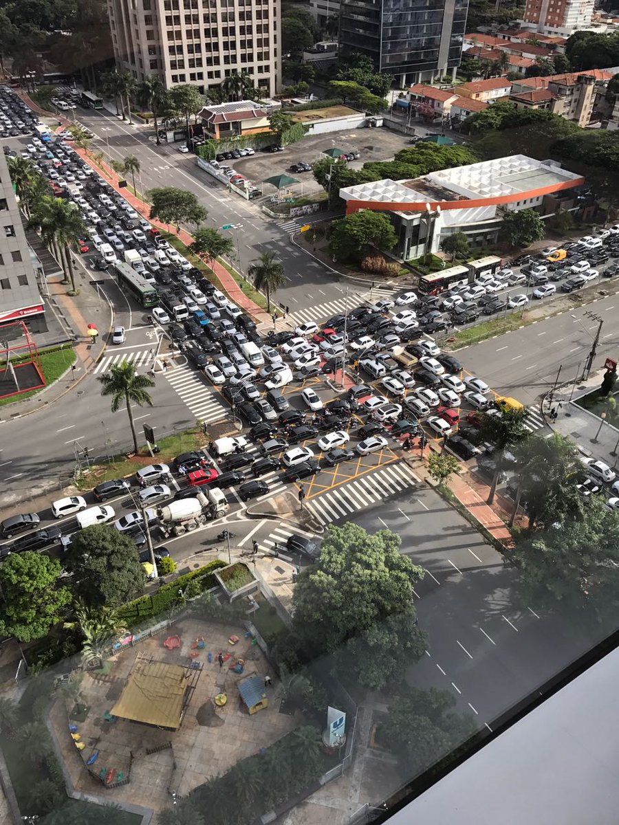 Quand les feux de circulation tombent en panne à São Paulo (Brésil)