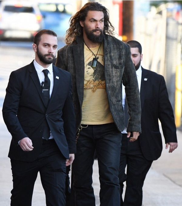 insolite acteur boss corps garde jason jeu-video momoa