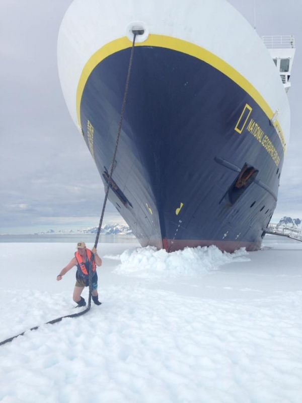 insolite antarctique bateau corde glace homme