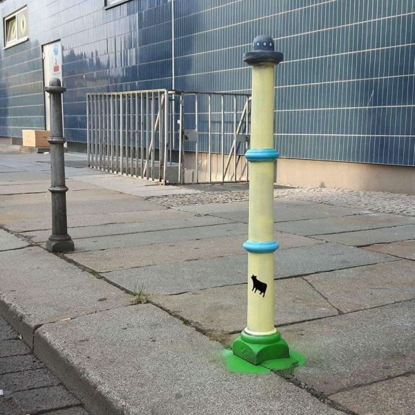 insolite art bollard enlevement ovni soucoupe street vache volante