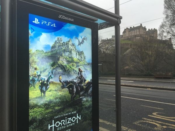 insolite abribus affiche chateau console edimbourg horizon ps4 pub