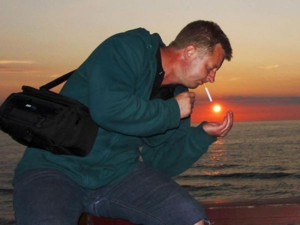 insolite allumer cigarette coucher homme soleil