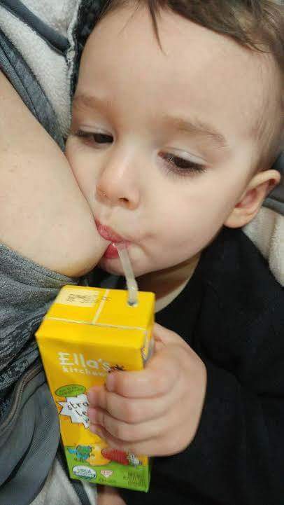 Un enfant se fait un milk-shake