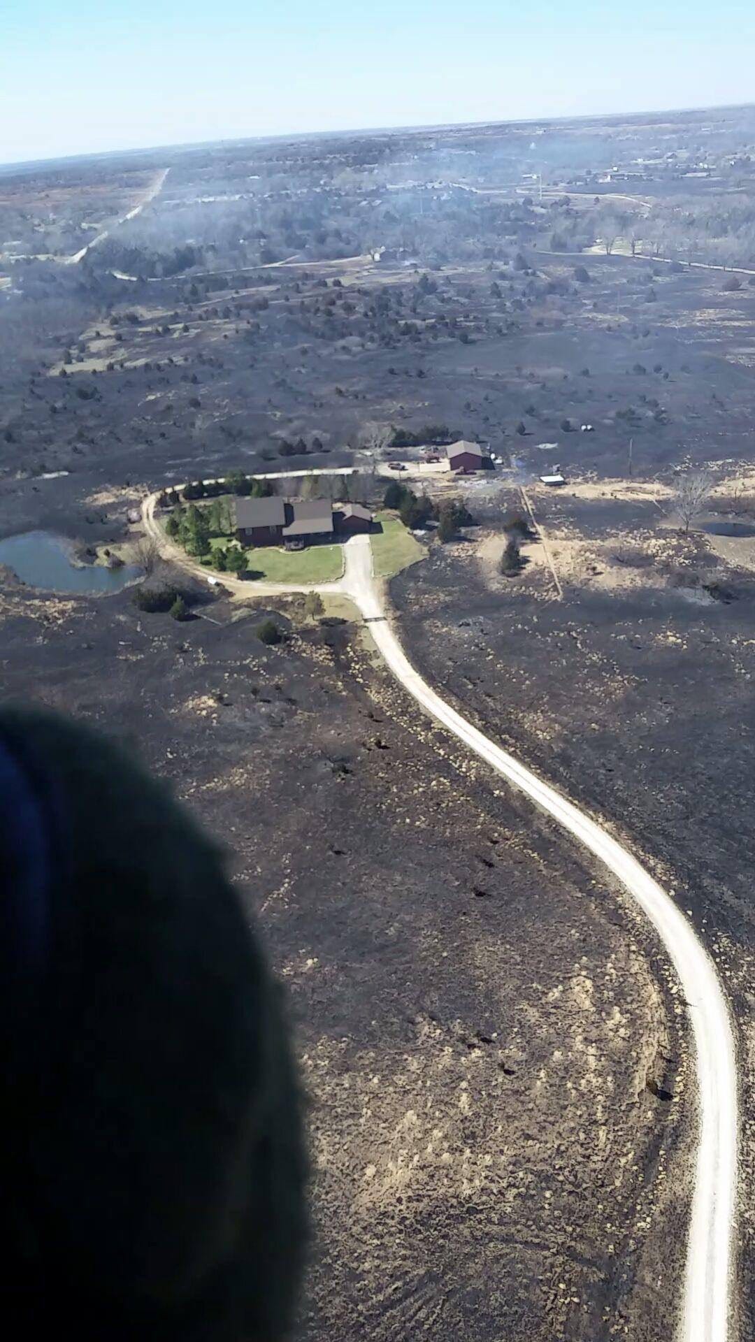 La garde nationale du Kansas sauve une maison d'un feu de forêt