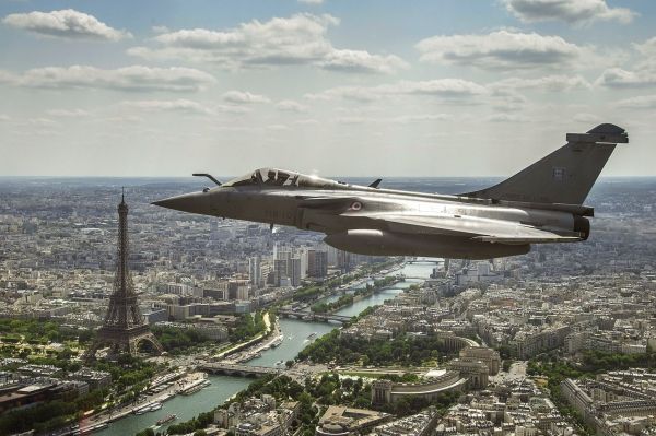 insolite armee avion eiffel paris rafale tour