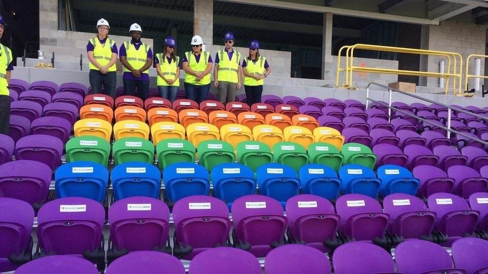 Des sièges arc-en-ciel dans un stade en hommage aux 49 victimes de la fusillade d'Orlando