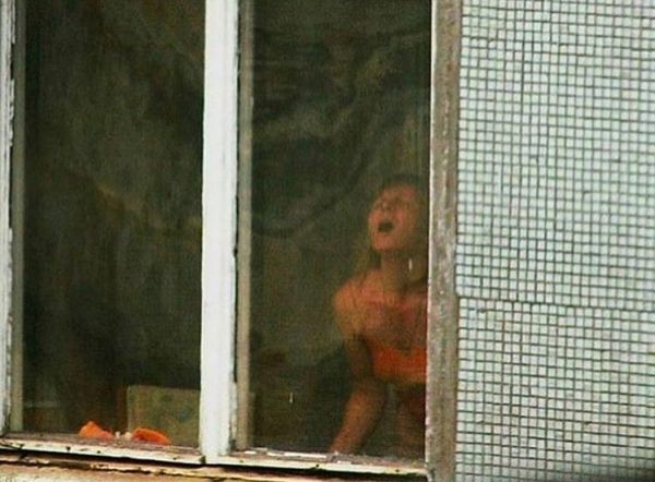 insolite coince doigt douleur femme voisine