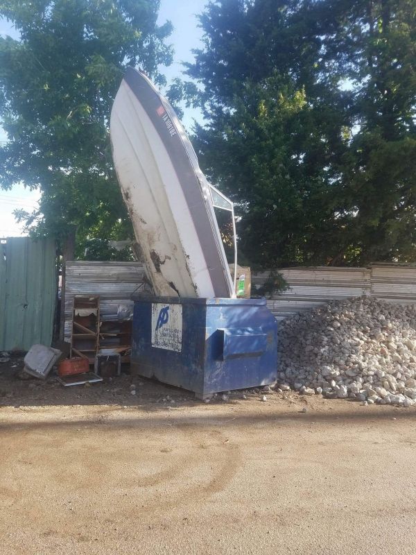 insolite bateau benne poubelle