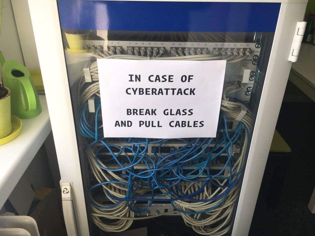 En cas de cyberattaque, brisez la vitre et arrachez les câbles