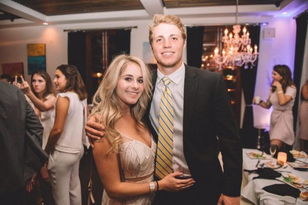 insolite doigt femme honneur soiree