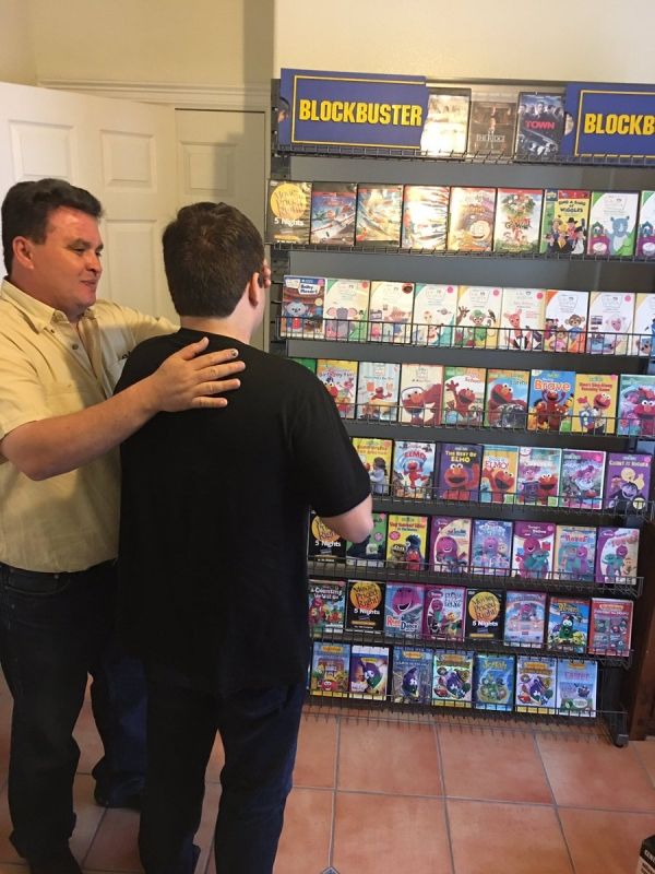 insolite autiste blockbuster fils surprise triste videoclub