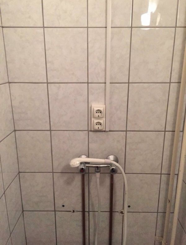 insolite douche electricite pratique prise