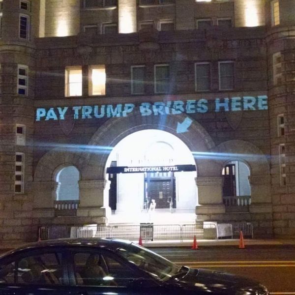 insolite hotel message pots-de-vin projection trump