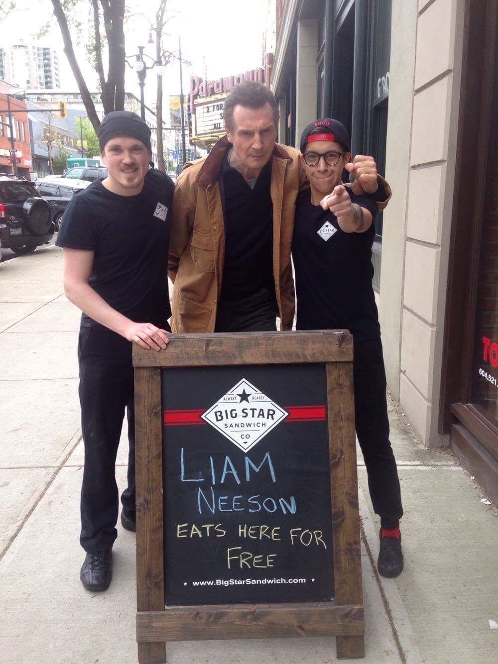 Une sandwicherie propose à Liam Neeson un repas gratuit, il fait le déplacement